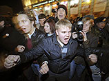 По разным данным, от 800 до 3000 сторонников оппозиции собрались на разрешенный властями митинг на Триумфальной площади в центре Москвы, там же находятся около 400 журналистов