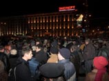 Первый разрешенный властями митинг так называемой внесистемной оппозиции на Триумфальной площади в Москве собрал в воскресенье от 2,5 до 3 тысяч участников