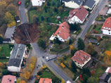 Жители немецкого города Шмалькальден испытали шок, раздвинув рано утром шторы в своих домах: за ночь посреди тихой улочки образовался огромный кратер