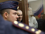 Ходорковский заявил, что не боится пробыть в тюрьме до смерти. "Мне, как и любому, не хочется жить в тюрьме, но и не хочется умереть. Но если потребуется, я готов, моя вера не стоит жизни", - сказал он