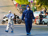 Позднее греческая полиция контролируемым подрывом уничтожила еще одну бомбу, найденную в пакете в болгарском посольстве в Афинах. А затем полиция провела контролируемый подрыв подозрительного свертка у здания парламента страны 
