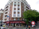 В Париже ребенок выпал с седьмого этажа, упал на тент кафе и отпружинил прямо в руки прохожего