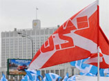 Несколько тысяч молодых людей несли плакаты "Русский марш - гордость России". Шествие завершилось на Бережковской набережной около площади Европы