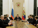 В четверг также Медведев провел совещание с постоянными членами Совета безопасности РФ по вопросам как внешней, так и внутренней политики