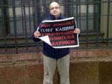 У здания ГУВД Москвы одиночные пикеты в защиту Олега Кашина переросли в митинг