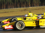 Путин снова прокатился на желтой машине, на этот раз - на болиде "Формулы-1"
