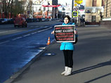 Между тем около здания ГУВД Москвы продолжается пикет. Друзья и коллеги, а также просто сочувствующие Кашину попеременно держат плакаты: "Избит журналист Олег Кашин. Я требую найти исполнителей и заказчиков"