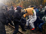Для этого в Нижней Саксонии 250 активистов выкапывают камни из-под железнодорожных путей, что приводит к проседанию рельсов