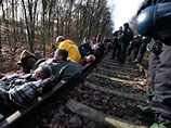 Попытки немецких "зеленых" разрушить рельсы, по которым идет "радиоактивный поезд", привели к столкновениям с полицией