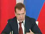 Медведев прежде всего обратил внимание на то, что "нельзя ограничивать инициативы физических и юридических лиц на проведение массовых акций, если на этих лиц были ранее наложены неснятые административные взыскания за проведение подобных акций"