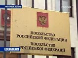 Украинские журналисты принесли к посольству РФ железные прутья: требуют расследования покушения на Кашина