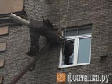 В Петербурге порывом ветра с крыши жилого дома снесло трубу котельной, та рухнула на соседний дом, угодив прямо в квартиру, расположенную на последнем 10-м этаже