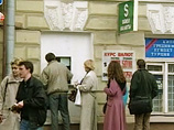 На центральных улицах города по-прежнему много обменников с яркими табло валютных курсов, но без полноценной информации о банке. В некоторых даже сохранились вывески "Обмен валюты"