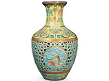 Фарфоровая ваза, созданная в период правления в Китае императора Цяньлуна (1736-1795 годы), ушла с молотка в Лондоне за рекордную сумму 43 миллиона фунтов стерлингов (69,3 миллиона долларов)