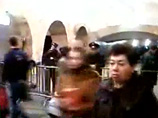 На любительском ВИДЕО, которое сняли в метро в первые минуты после взрыва, она растерянно озирается по сторонам