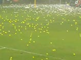 В Швейцарии болельщики забросали футбольное поле теннисными мячами
