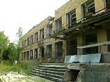 В Чечне школьникам придется встречать 1 сентября в практически полностью разрушенных зданиях. Учителя по частям собирают школьный инвентарь, многие занятия будут проходить в палатках В Чечне школьникам придется встречать 1 сентября в практически полностью разрушенных зданиях. Учителя по частям собирают школьный инвентарь, многие занятия будут проходить в палатках