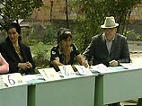 1 сентября в среднюю школу N14 Ленинского района Грозного должны прийти более 850 учащихся. Эта школа, по меркам разрушенного города, считается наименее пострадавшей 1 сентября в среднюю школу N14 Ленинского района Грозного должны прийти более 850 учащихся. Эта школа, по меркам разрушенного города, считается наименее пострадавшей