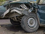 Автомобиль ВАЗ-2104 рано утром в воскресенье на улице Шеская в Екатеринбурге врезался в грузовик Renault, в результате погибли три человека