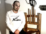 Российский художник Олег Мавроматти, находящийся сейчас в вынужденной эмиграции в Болгарии, закончил перформанс "Свой/Чужой", в ходе которого он поставил свою жизнь на голосование он-лайн пользователей