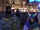 Появилась новая видеозапись, подтверждающая факт столкновения фанатов футбольного клуба "Зенит" и ОМОНа в Петербурге в ночь на 15 ноября