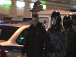 Новое ВИДЕО беспорядков в Петербурге: ОМОН загоняет футбольных фанатов в угол и обрабатывает дубинками Новое ВИДЕО беспорядков в Петербурге: ОМОН загоняет футбольных фанатов в угол и обрабатывает дубинками