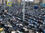 Возле московской Соборной мечети, расположенной неподалеку от станции метро "Проспект Мира", во вторник собрались около 70 тыс. мусульман