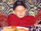 Двенадцатилетний Денис Хохряков был оставлен в 2005 году в Доминиканской Республике российскими приемными родителями, которые в настоящее время осуждены в РФ за наркоторговлю