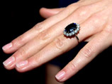 Британский принц Уильям, старший сын наследника престола принца Чарльза, при заключении помолвки подарил своей невесте Кэтрин Миддлтон кольцо своей матери