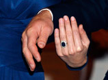 Кольцо, которое получено при помолвке, не стоит путать с обручальным кольцом, которое Кэтрин предстоит получить при заключении брака
