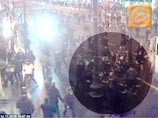Опубликована еще одна видеозапись, сделанная в Санкт-Петербурге вечером 14 ноября, на которой фанаты "Зенита", празднующие победу любимого футбольного клуба в чемпионате России, избивают троих сотрудников милиции