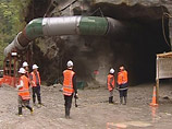 Новозеландские спасатели из-за угрозы повторного взрыва не могут начать спуск к заблокированным под землей шахтерам, которые оказались в подземном плену после взрыва газа в системе вентиляции