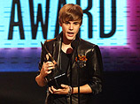 Шестнадцатилетний канадский школьник Джастин Бибер получил награду "Артист года" на 38-й церемонии American Music Awards, которая прошла в воскресенье в Лос-Анджелесе