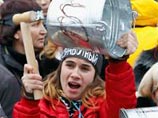 Митингующие скандируют "Ганьба" ("Позор!"), а также создают шумовые эффекты с помощью свистков, дудок, барабанов и пластиковых бутылок