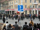 7 апреля несколько тысяч сторонников киргизской оппозиции организовали митинг на центральной площади Бишкека "Ала-Тоо", где расположен Дом правительства
