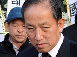 Министр обороны Южной Кореи ушел в отставку, передает Reuters. Он подал заявление об уходе, которое уже принял президент страны