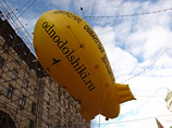 В воздух запущен большой дирижабль с эмблемой движения "Однодольщики"