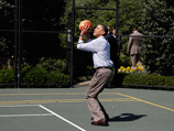 Обама, едва оправившись от травмы, снова пошел играть в баскетбол
