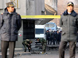 Пострадавшие, по данным СМИ, стояли в оцеплении вокруг Дворца спорта. По данным Минздрава Киргизии, при взрыве ранены четверо милиционеров
