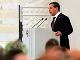 Медведев предлагает смягчить наказания за десятки преступлений 