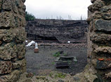 В Помпеях, где только вчера рухнула садовая стена так называемого "Дома моралиста", а 6 ноября развалился так называемый "Дом гладиаторов", ночью со вторника на среду произошло очередное обрушение