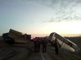 Около 05:35 по московскому времени на 345-м км автотрассы Самара-Волгоград у поселка Орловка произошло лобовое столкновение "КамАЗа" и пассажирского автобуса Higer