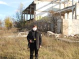 Пустырь в 500 квадратных метров с полуразвалившимися строениями, расположенный в селе Довгивка Никопольского района представляет собой заброшенную уранодобывающую шахту