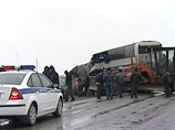 По предварительной версии автобус "КАВЗ", обгоняя иномарку, выехал на полосу встречного движения и врезался в рейсовый автобус марки Mercedes, который вез 20 пассажиров