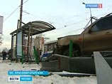 В Москве автомобиль врезался в автобусную остановку, сбив четверых