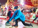 Фигуристы обыграли артистов в керлинг на Красной площади