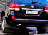 После этого дорогу Toyota Игоря перегородил Toyota Land Cruiser 200 тоже с VIP-номером А392АА 199. Из внедорожника вышли двое неизвестных, через открытое окно вытащили из машины телефон, на который были сфотографированы номера Mercedes, и ударили Игоря С