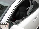 Напомним, в ходе нападения на 45-м км МКАД один из мужчин, вышедших из Toyota Land Cruiser, ударил по передней фаре Lexus, а другой подошел к левой передней двери и попытался ее открыть. После этого нападавший рукой разбил стекло и попытался вытащить Смир