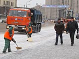 Москва встала в многокилометровых пробках из-за снега. В ряде регионов страны чрезвычайная ситуация