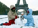 Из-за снегопада временно закрыт доступ на знаменитую Эйфелеву башню и Триумфальную арку в Париже
